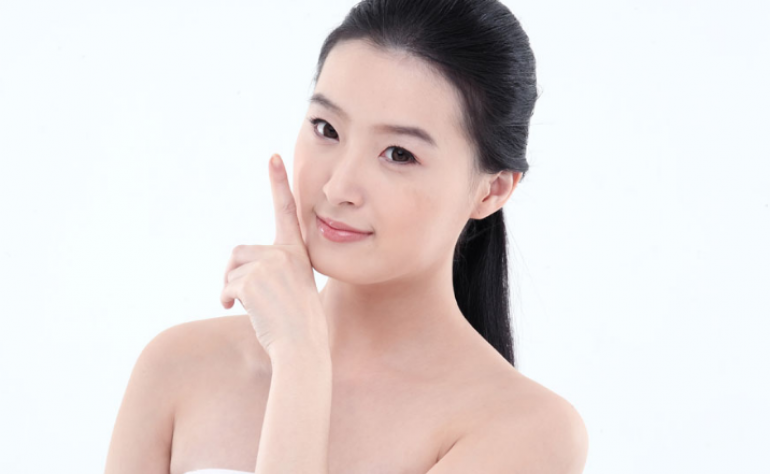 不管什么原因臉上長斑的女人，用這一物能夠淡化色斑？美容護膚新聞資訊
