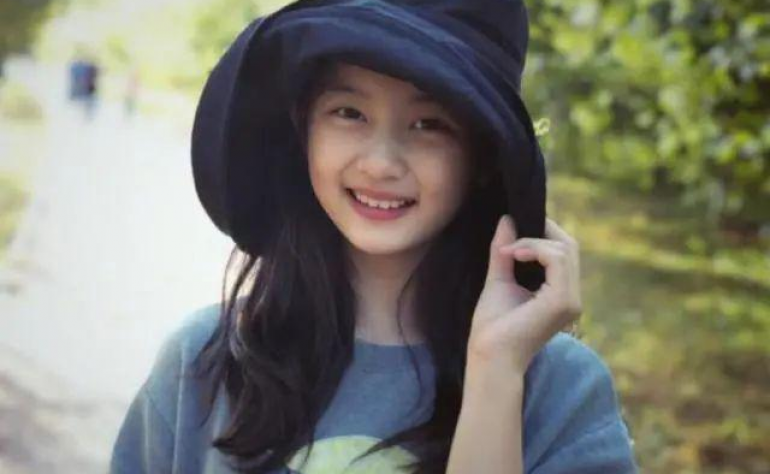 黃多多17歲穿搭 現身班級聚會，穿搭太成熟引熱議，網友：支持保守？